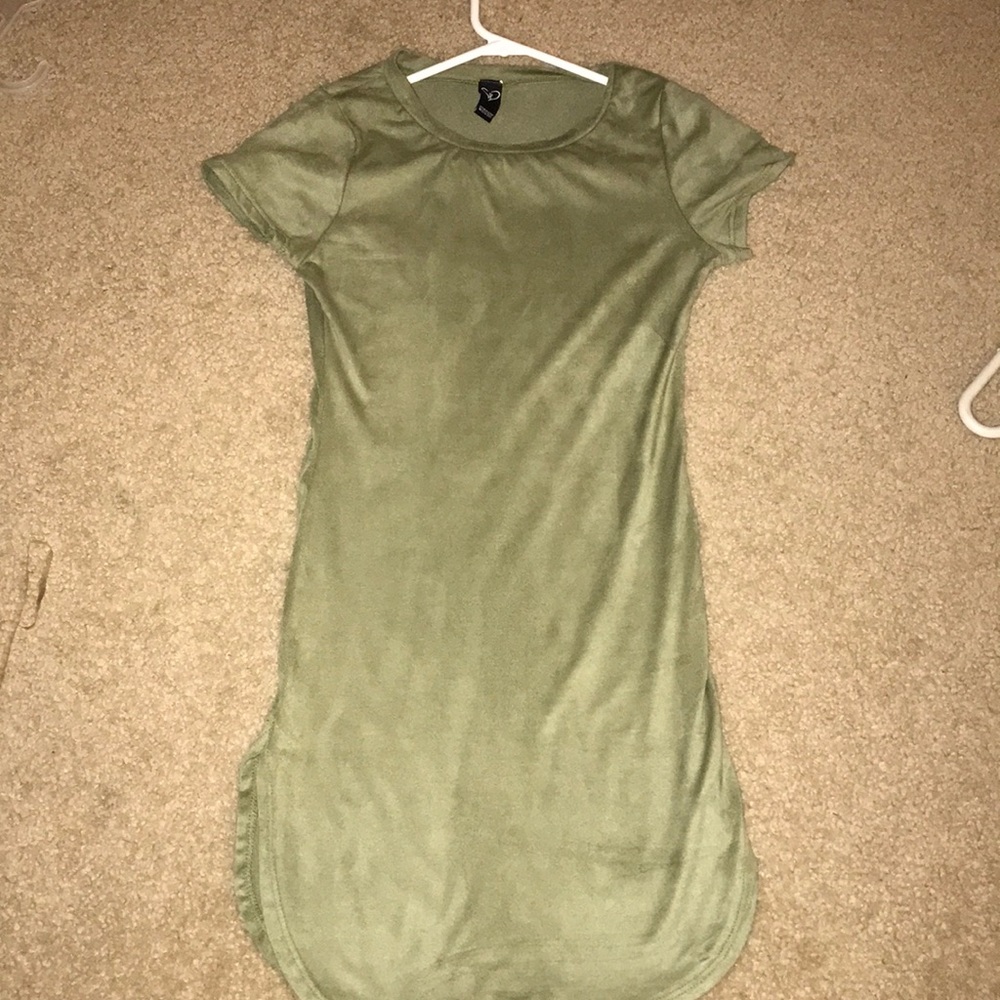 Green sleeved dress